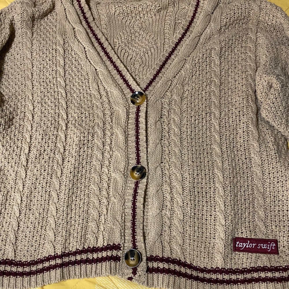Taylor Swift | authentic rare 2020 holiday beige red Folklore cardigan sweater M - Picture 3 of 8